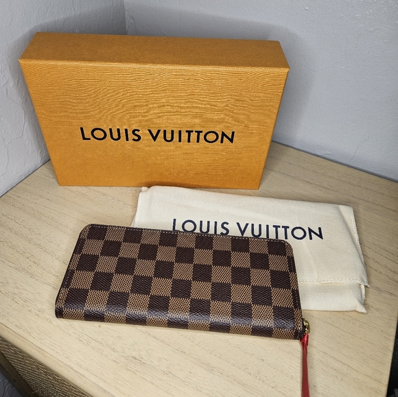 LOUIS VUITTON ZIPPERED WALLET - Picture 3 of 14